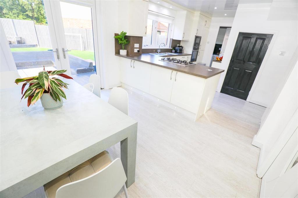 Auchavan Gardens, Glenrothes 4 bed detached house £299,995