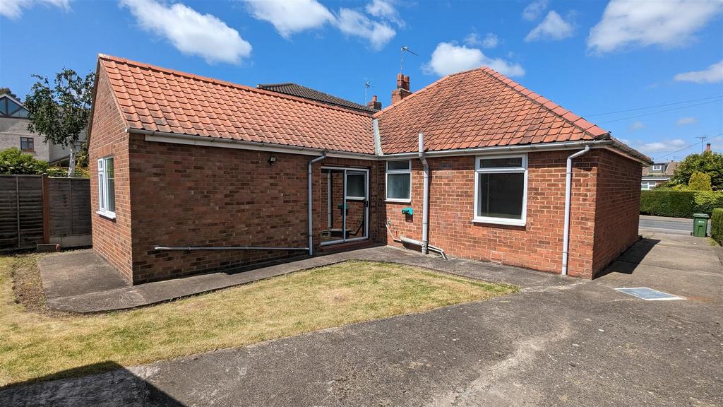 School Lane, Copmanthorpe, York, YO23 3SQ 3 bed detached bungalow for