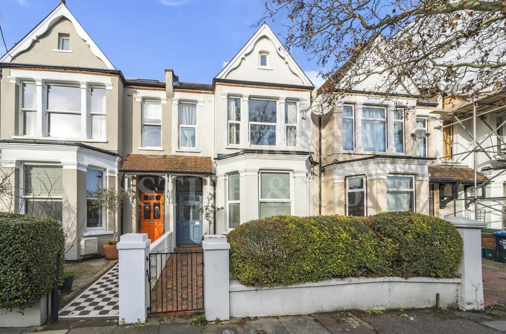 Radcliffe Avenue, London, NW10 3 bed apartment £550,000
