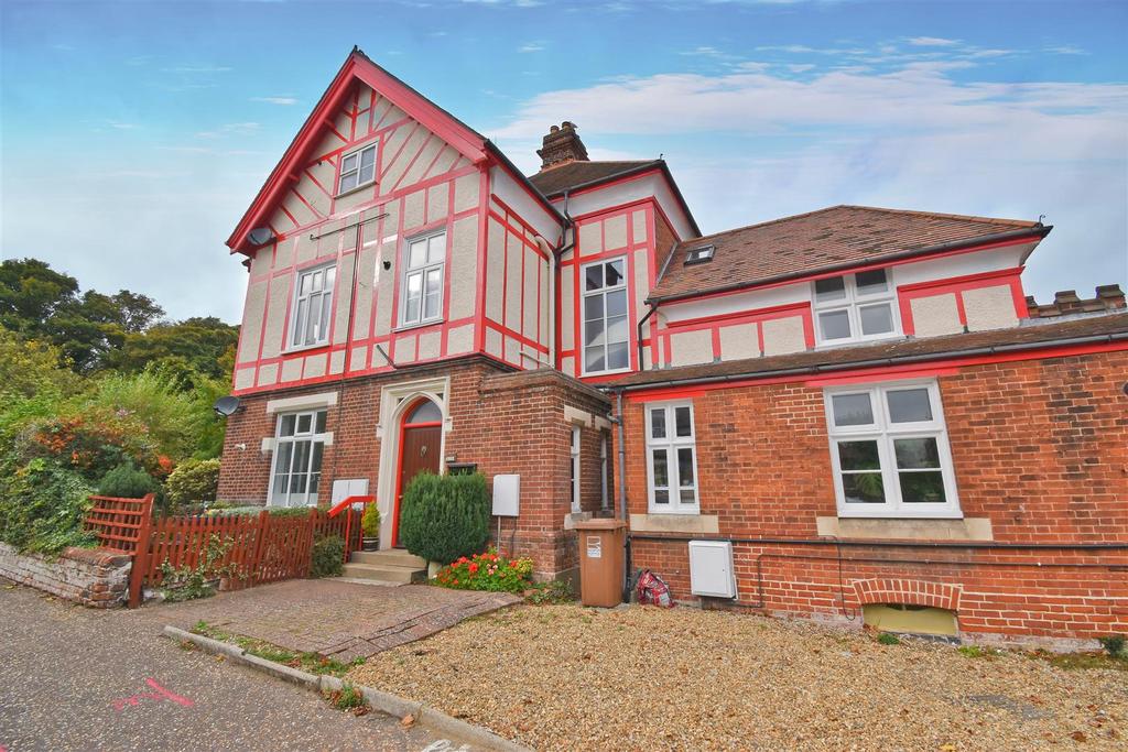 Cliff Avenue, Cromer 2 bed apartment £725 pcm (£167 pw)