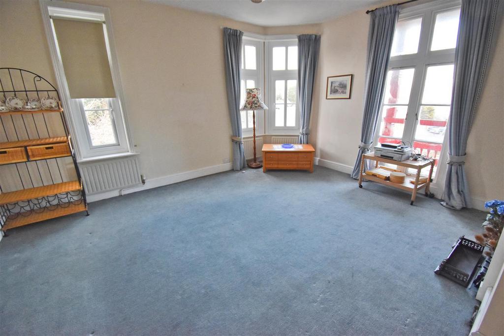 Cliff Avenue, Cromer 2 bed apartment £725 pcm (£167 pw)