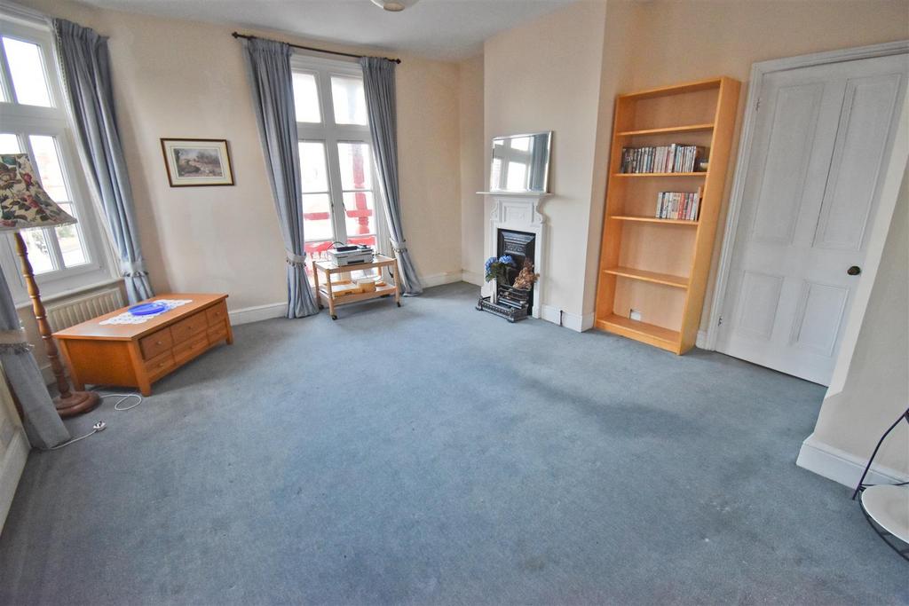 Cliff Avenue, Cromer 2 bed apartment £725 pcm (£167 pw)