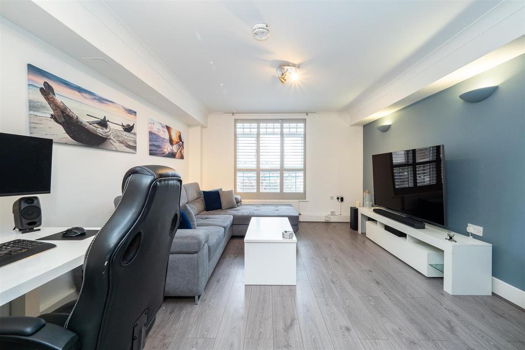 Bolton Drive, Morden 1 bed apartment £240,000