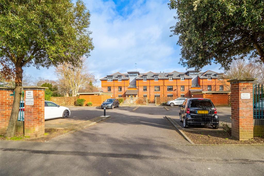 Bolton Drive, Morden 1 bed apartment £240,000
