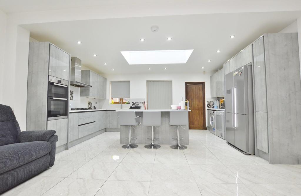 Lichfield Road, East Ham, E6 3 bed house £2,300 pcm (£531 pw)