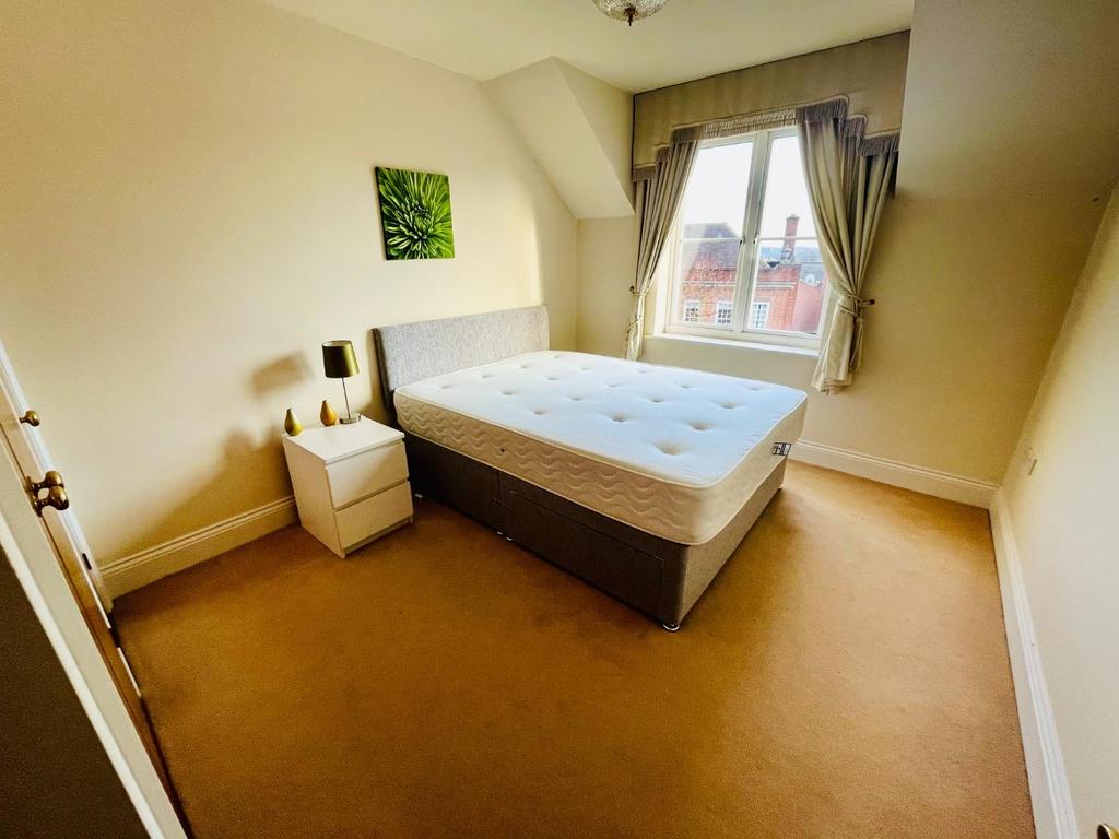 Caversham Place, Sutton Coldfield... 2 bed flat £950 pcm (£219 pw)