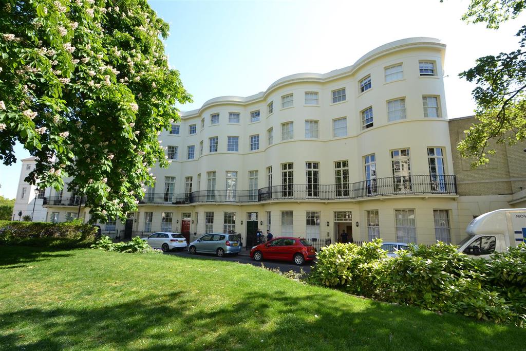 Alexander Terrace, Worthing, BN11 2 bed apartment £1,250 pcm (£288 pw)