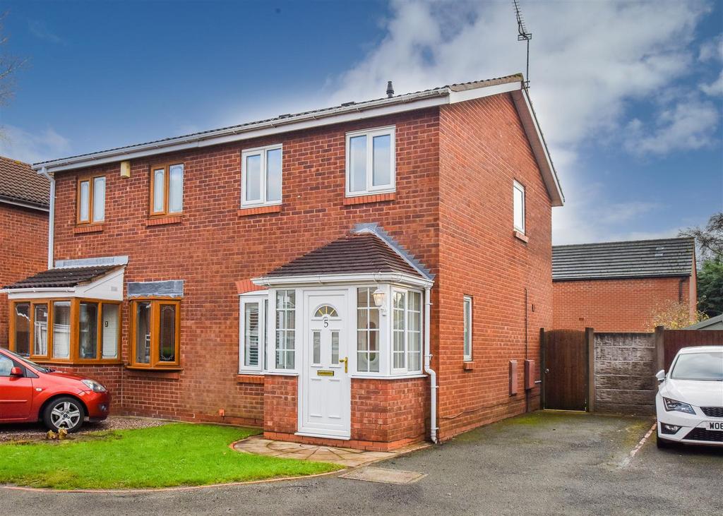 5 Holloway Drive, Wombourne 2 bed semidetached house £780 pcm (£180 pw)