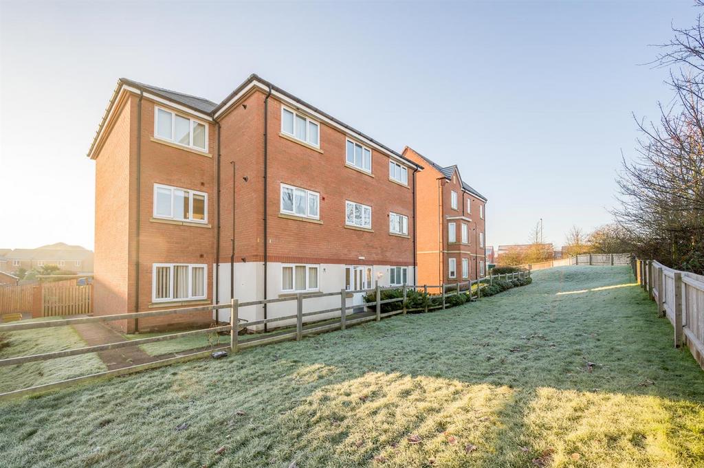 Halt Mews, Kingswinford, DY6 7BF 2 bed apartment £150,000