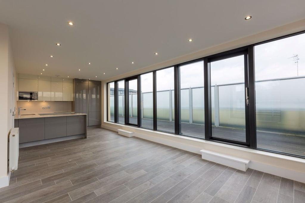 Lyons Crescent, Tonbridge TN9 1EX 2 bed apartment to rent £2,000 pcm