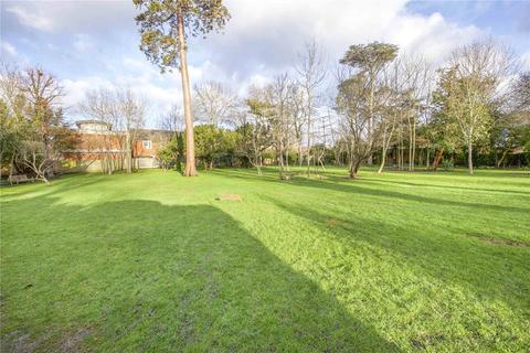 28, Park Court Park Road, New Malden, KT3 5AE