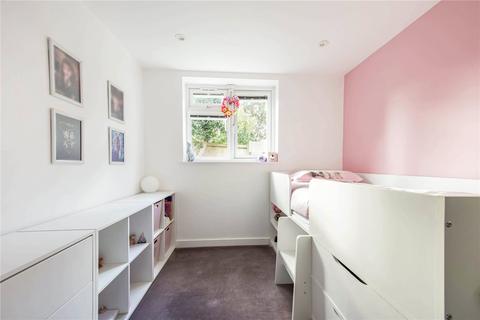 28, Park Court Park Road, New Malden, KT3 5AE