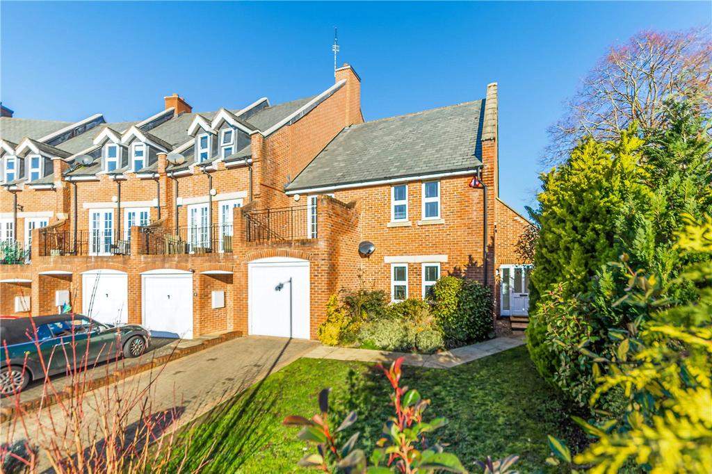 Strawberry Crescent, St. Albans... 3 bed end of terrace house £675,000