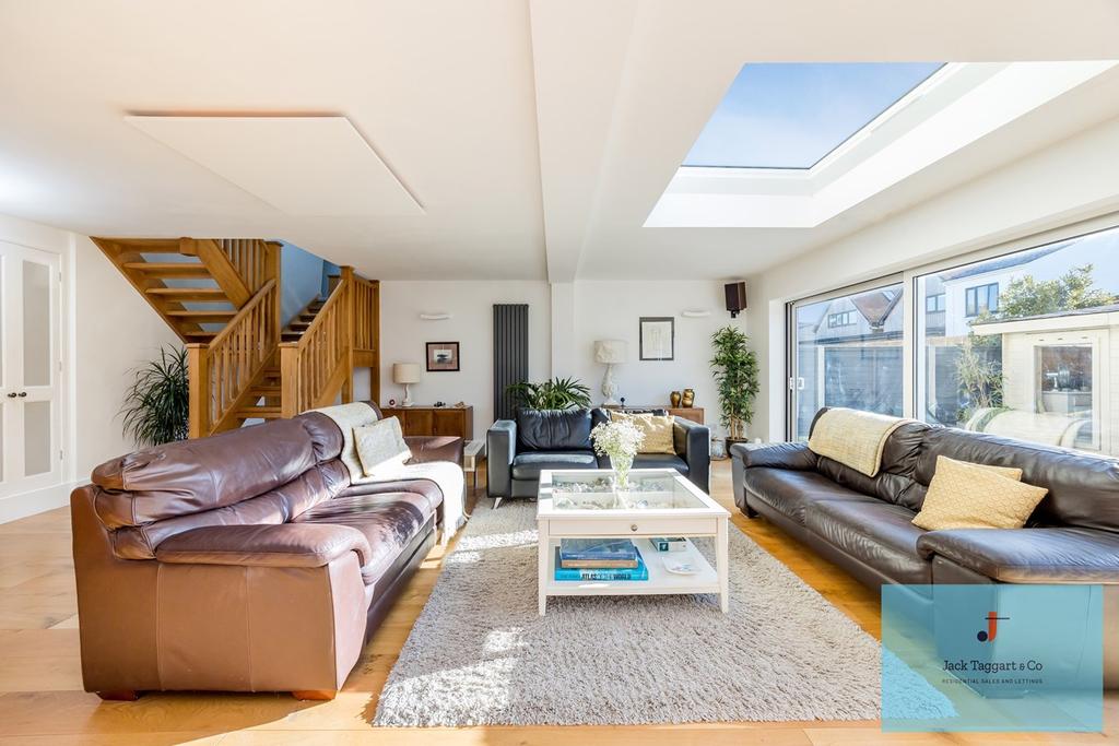 East Meadway, ShorehambySea, BN43 4 bed detached house £900,000
