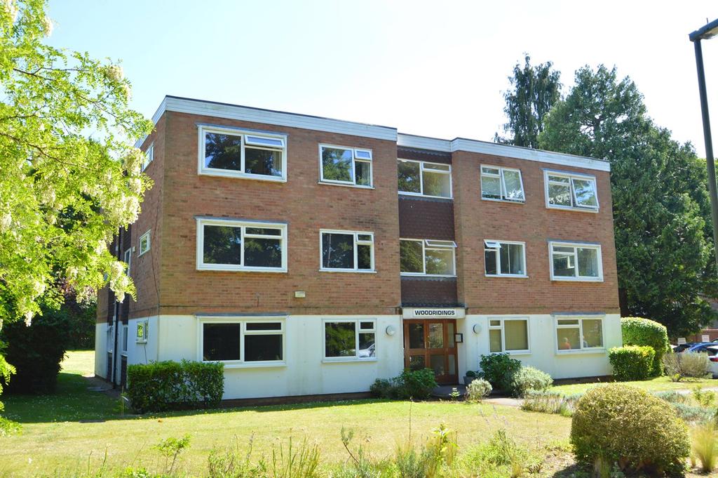 Elgin Road, Weybridge, KT13 1 bed flat £1,100 pcm (£254 pw)