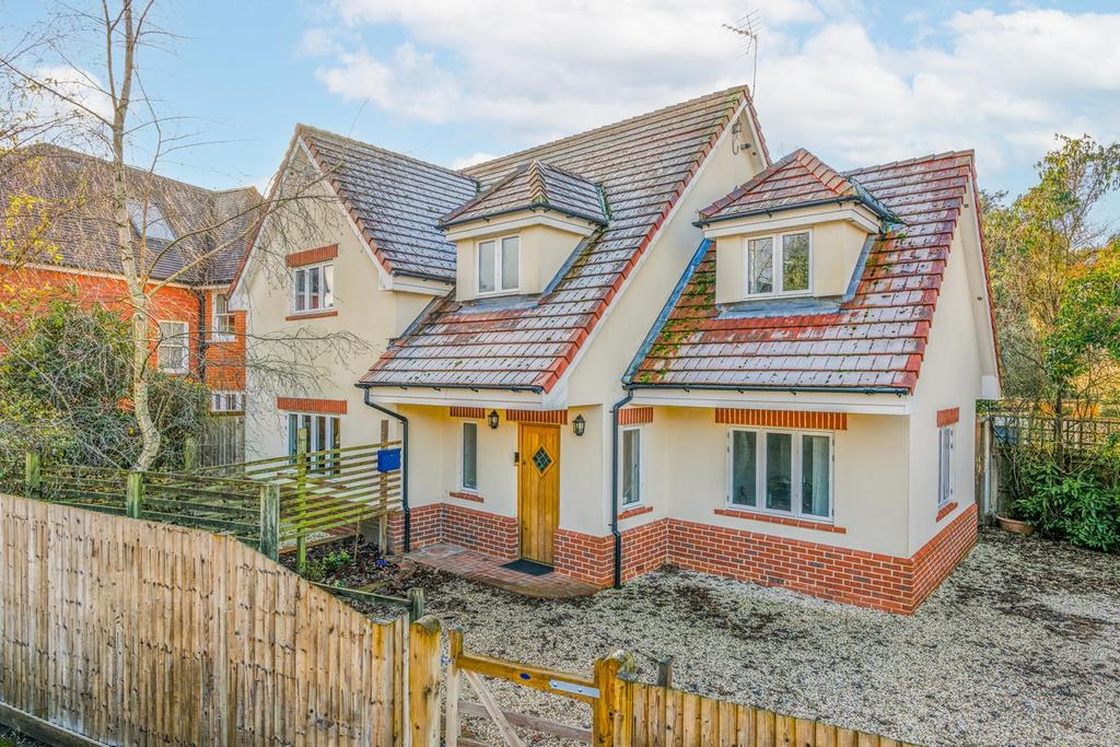 March Road, Weybridge, KT13 3 bed detached house £4,000 pcm (£923 pw)