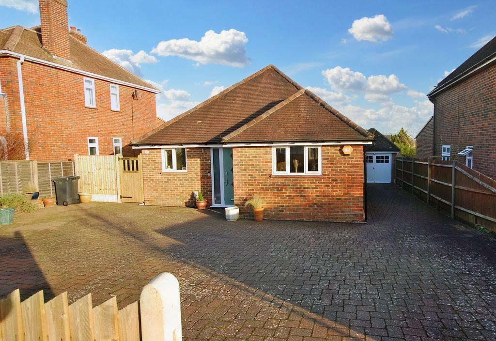 West Avenue, Farnham, GU9 3 bed detached bungalow £650,000