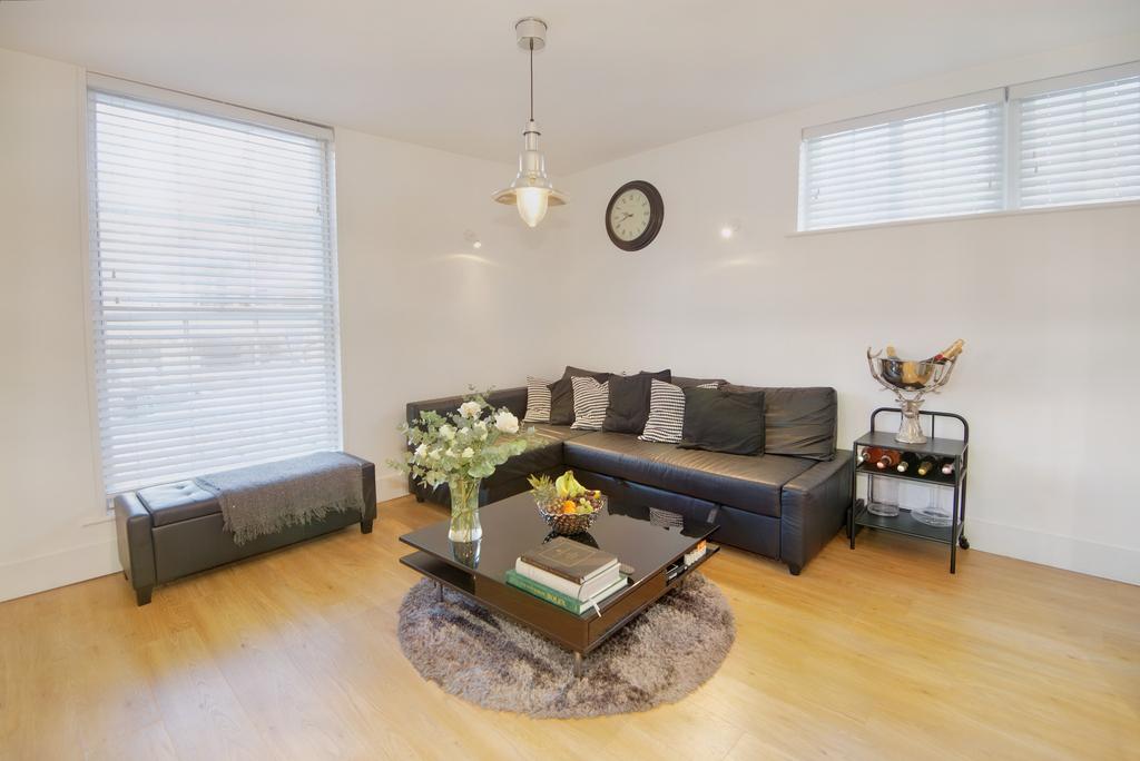 High Street, Rickmansworth, WD3 1 bed flat £269,950