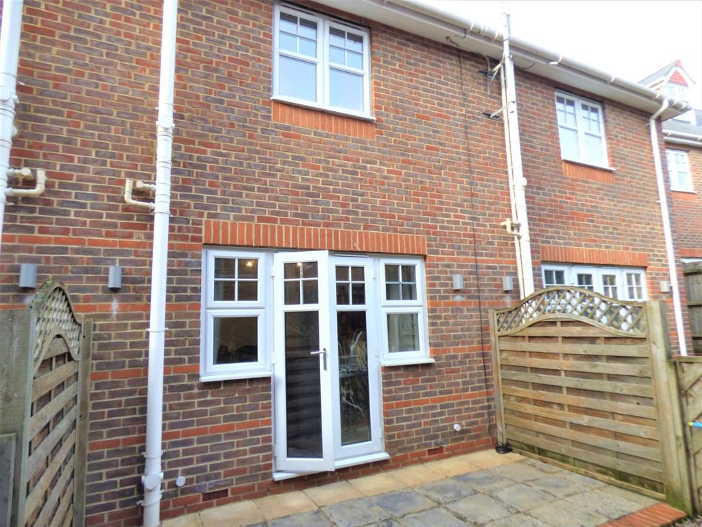 LEATHERHEAD 2 bed terraced house £1,500 pcm (£346 pw)