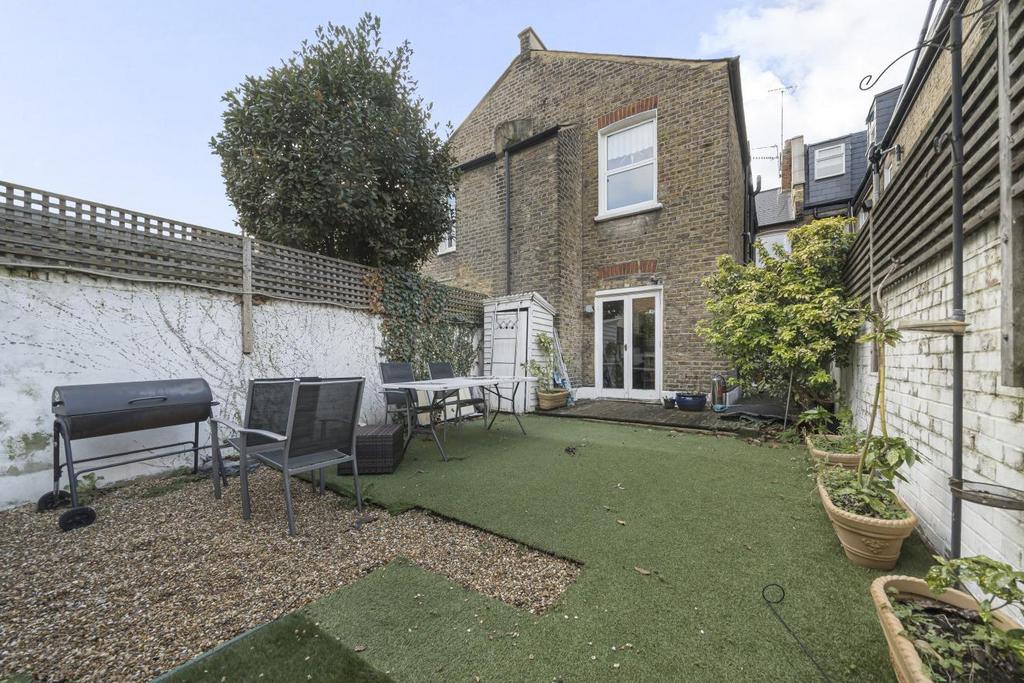 Micklethwaite Road, Fulham 2 bed flat £725,000
