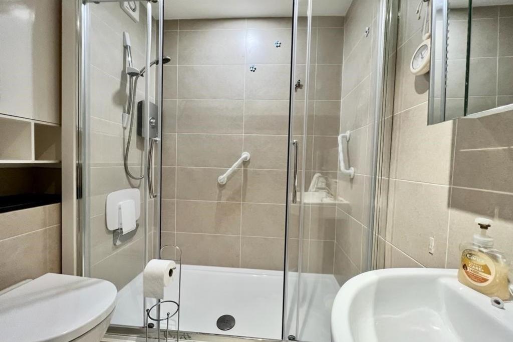 23 Quincy Road BATHROOM