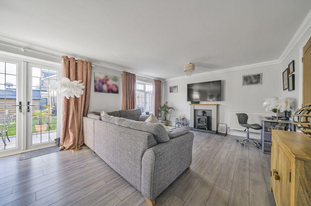 Barlows Road, Tadley RG26 3NA 4 bed terraced house for sale £335,000