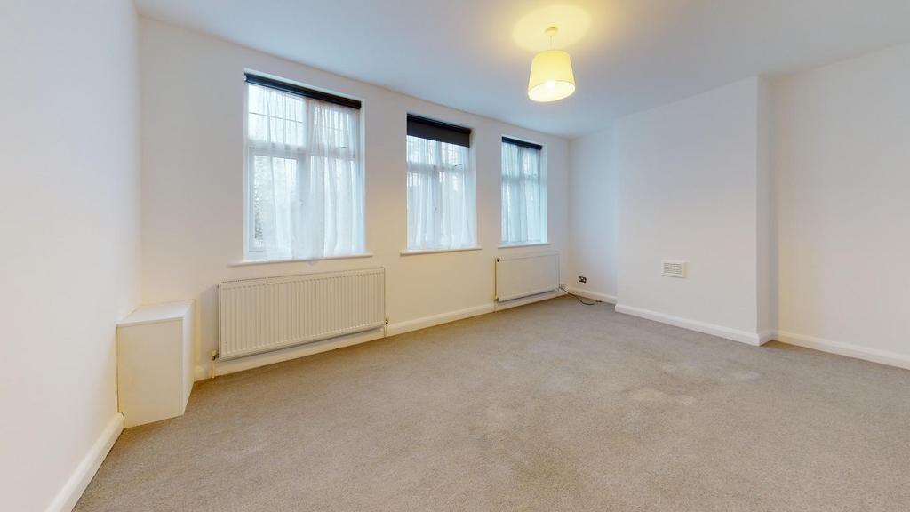 Ravenswood Crescent, West Wickham, BR4 3 bed apartment £1,850 pcm (£