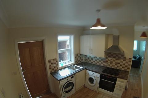 2 bedroom flat to rent, Large 2 Bedroom Ground Floor Flat