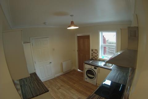 2 bedroom flat to rent, Large 2 Bedroom Ground Floor Flat