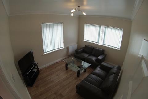 2 bedroom flat to rent, Large 2 Bedroom Ground Floor Flat