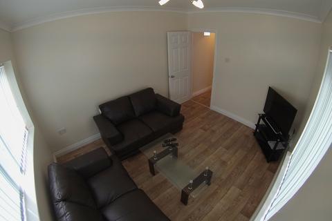 2 bedroom flat to rent, Large 2 Bedroom Ground Floor Flat