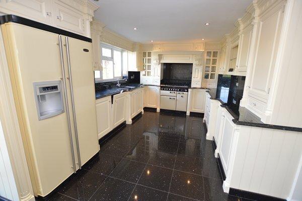 Open plan kitchen & dining room