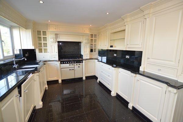 Open plan kitchen & dining room