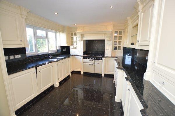 Open plan kitchen & dining room