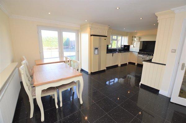 Open plan kitchen & dining room