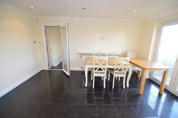 Open plan kitchen & dining room