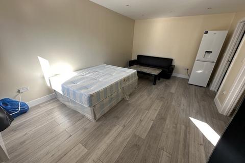 Studio to rent, West Way, Hounslow, Greater London, TW5