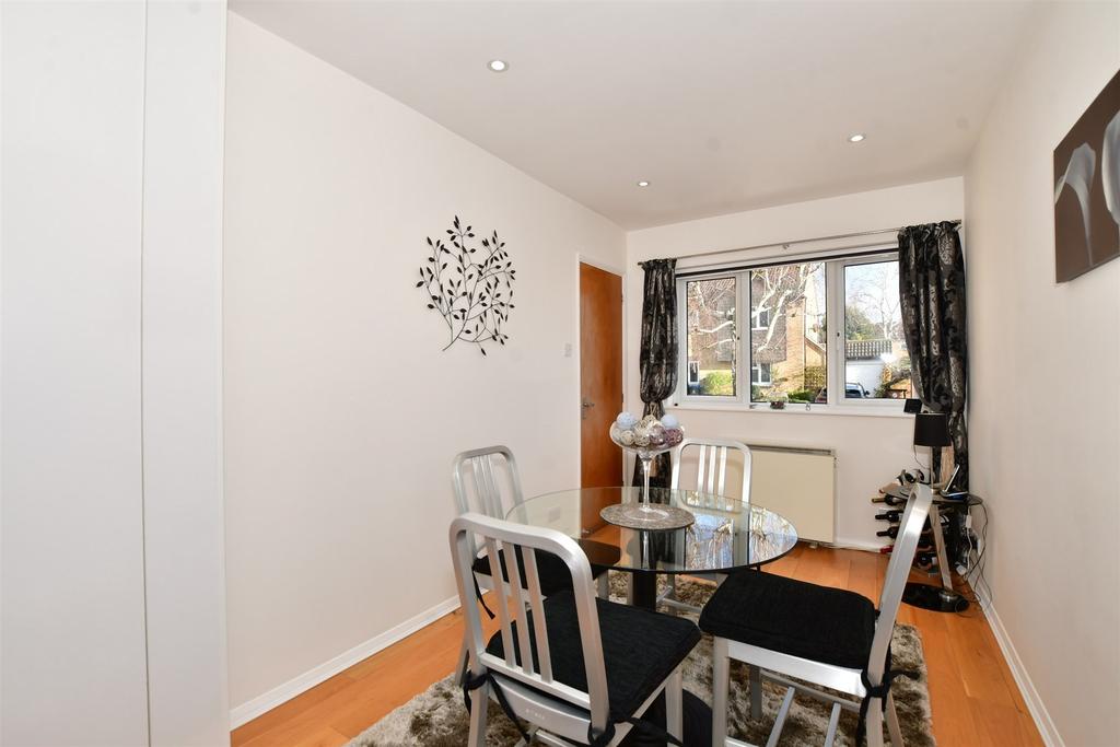 Lara Close, Chessington, Surrey 3 bed semidetached house £525,000