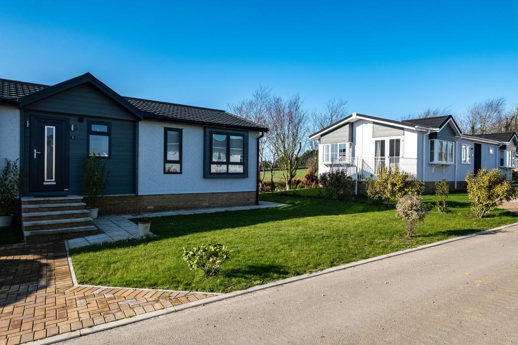 Newquay, Cornwall, TR8 2 bed park home for sale £247,000