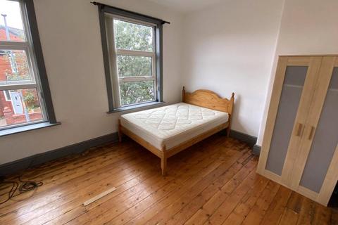 2 bedroom terraced house to rent, Thornton Road, Fallowfield, Manchester, M14