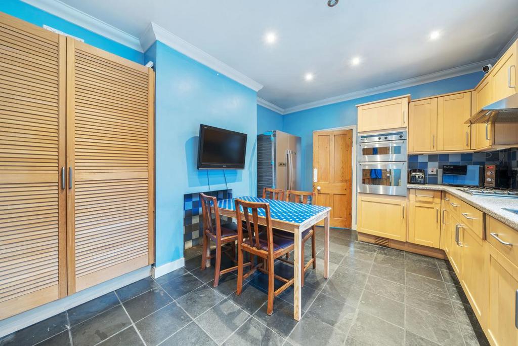 Penwith Road, Earlsfield 2 bed flat for sale £550,000