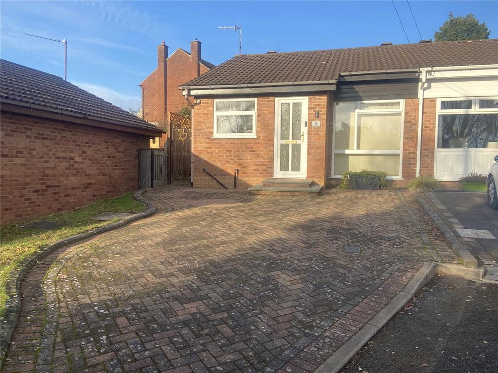 Badgers Croft, Halesowen, West Midlands, B62 2 bed bungalow £850 pcm