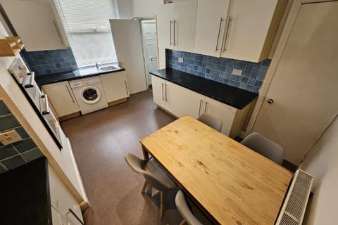 4 bedroom terraced house to rent, Beechwood Grove, Burley, LEEDS, LS4 2LT