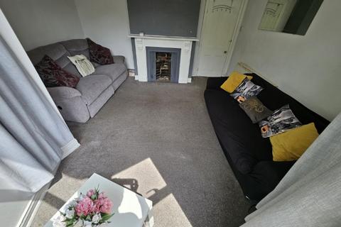 4 bedroom terraced house to rent, Beechwood Grove, Burley, LEEDS, LS4 2LT