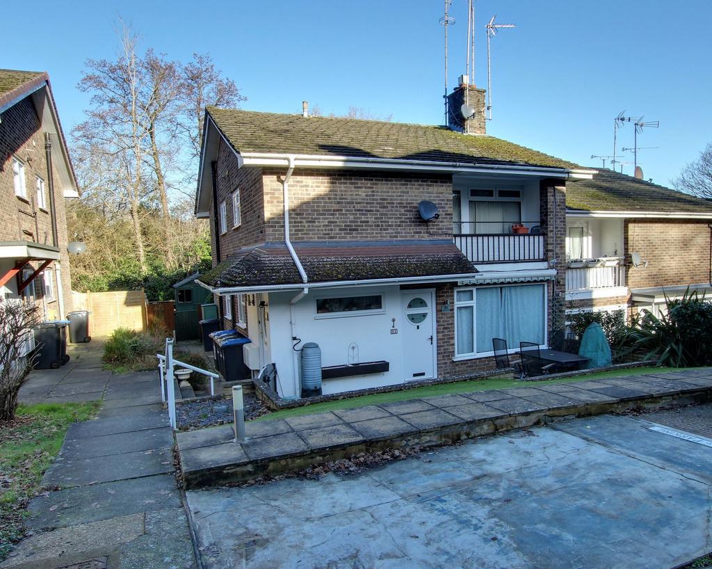 High Trees, Haywards Heath, RH16 2 bed ground floor flat £250,000
