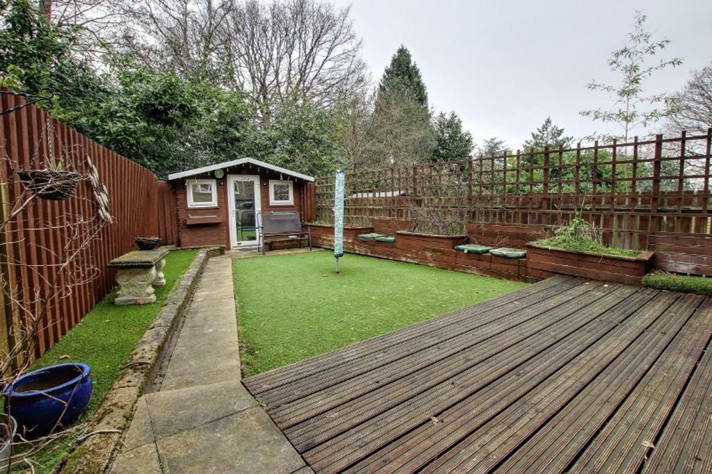 High Trees, Haywards Heath, RH16 2 bed ground floor flat £250,000