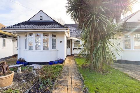 2 bedroom bungalow for sale - Boleyn Drive, Ruislip, Middlesex, HA4