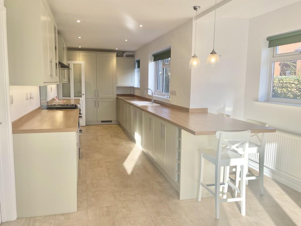 Herbert Road, Exeter 4 bed detached house £1,900 pcm (£438 pw)