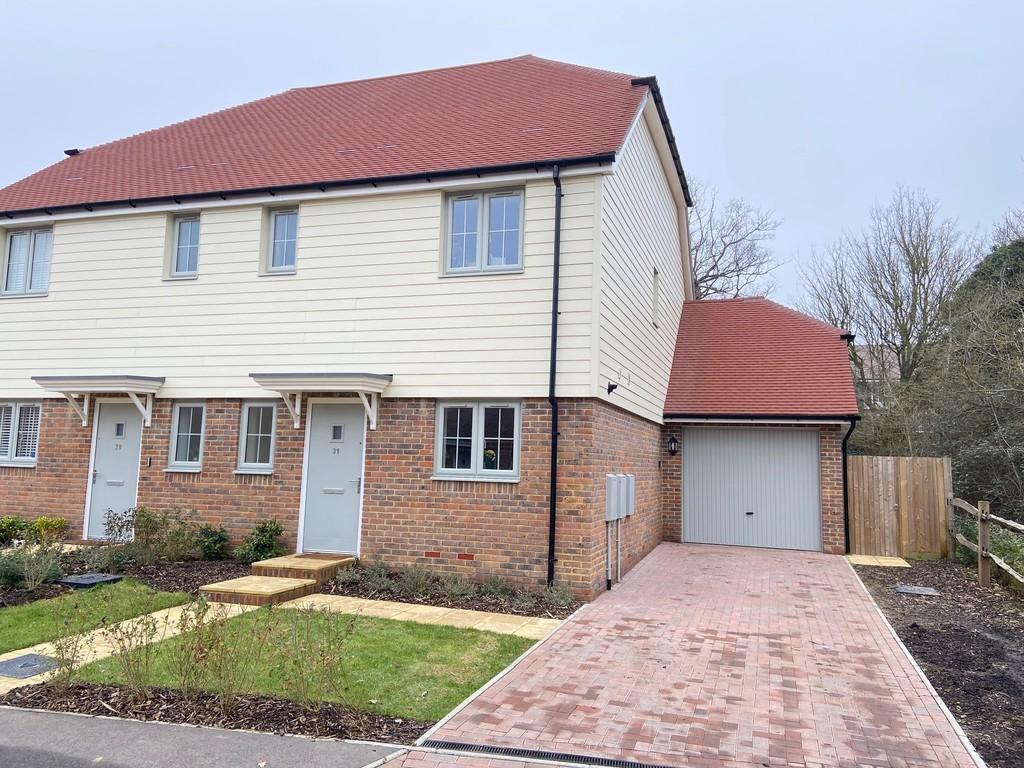 Dadswell Drive, Billingshurst 3 bed semidetached house £1,650 pcm (£