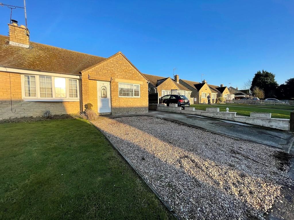 Manor Park, Claydon, OX17 1HH 3 bed semidetached house for sale £325,000